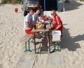 Bild: Wasserwacht Friedenfels/exb
Justin Hausknecht und Bastian Münchmeier (von links) aus Friedenfels mit Zoe aus Magdeburg beim Frühstück am Strand von Usedom.