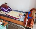 Bild: jak
Das Bett in ihrer Wohnung ist der Mittelpunkt im Alltag einer Frau aus dem Landkreis Neustadt, die namentlich nicht genannt werden möchte. Sie ist schwer gehbehindert, kann sich nur unter Schmerzen bewegen und lebt in ärmlichen Verhältnissen.