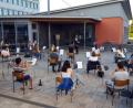 Bild: Michael Niebauer/exb
Im Freien bereiten sich die Musiker derzeit auf die Serenade vor.