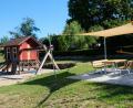 Bild: do
In Münchsreuth packen die Einwohner mit Unterstützung des Gemeindebauhofes kräftig an, um für die Kinder attraktive Spielgelegenheiten zu schaffen.