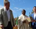 Bild: ct
Beim Kirwagottesdienst verabschiedete sich Pfarrvikar Hruday Madanu (Mitte) von den Gläubigen in Schlicht.