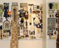 Bild: Dagmar Williamson
Auf den Blickwinkel kommt es an: Die große Collage von Ulrike Prusseit belebt den Hintergrund während zwei Kleider von Charlotte Vögele im Vordergrund ruhen. Eine stimmige Ausstellung erwartet Besucher der Stadtgalerie Alte Feuerwache.