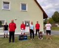 Bild: hl
Die Spartenleiter Uwe Kade (links) und Stefan Kuchenreuther (rechts) sowie die Spielführer der Ersten Mannschaft danken Susann Daubitz (Mitte) für die Spenden des Rewe-Marktes Kemnath.