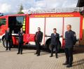 Bild: jma
Ein mobiler Rauchverschluss ergänzt die Ausrüstung der Feuerwehr Schwarzenbach. Von links: Michael Schelkshorn, Rainer Lindner, Robert Klier, Tobias Wild, Andreas Kick und Bürgermeister Thorsten Hallmann bei der Übergabe