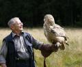 Bild: Hubert G. Schmid
Hubert G. Schmid mit einem nordischen Uhu.