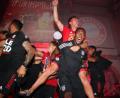 Bild: Marco Donato/dpa
David Alaba und Joshua Kimmich (oben), Spieler des FC Bayern München, feiern bei der Party nach dem Spiel. Nach dem Finalspiel hat die Mannschaft und Delegation des deutschen Rekordmeisters einen gemeinsamen Abend mit interner Feier im Teamhotel in Lissabon. Der FC Bayern hat zum dritten Mal die Champions League gewonnen. Der deutsche Fußball-Rekordmeister setzte sich am Sonntagabend im Endspiel in Lissabon mit 1:0 gegen Paris Saint-Germain durch und machte zum zweiten Mal nach 2013 das Triple aus Meisterschaft, DFB-Pokal und Champions League perfekt.