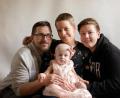 Bild: Daniela Schäfer Fotografie
Nur wenige Tage vor Louisas Tod entstand eine Reihe von Familienbildern. Das ist das Lieblingsfoto von Mama Ilona mit Papa Timo (links), Sohn Pascal (rechts) und Louisa im Mittelpunkt.