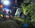 Bild: Petra Hartl
Feuerwehr und Abschleppdienst bargen den total demolierten Toyota der 18-Jährigen.