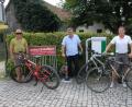 Bild: pop
Neueste Investition ist eine Fahrrad-Reparaturstation im Rathaus. Ebenso wie die E-Bike-Ladestation steht sie allen Radlern aus nah und fern zur Verfügung. Die drei Bürgermeister Martin Bauer, Peter Braun und Mathias Huger (von links) nehmen sie am Wochenende in Betrieb.