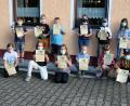 Bild: exb
Über Urkunden und Pokale freuen sich die Teilnehmer des Ferienprogramms im Schützenheim am Eichelberg.
