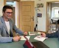 Bild: Stadt Neustadt
In nur fünf Minuten räumen Armin Aichinger (links) und Bürgermeister Sebastian Dippold ihre "Unstimmigkeit" aus.