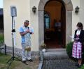 Bild: twg
Pfarrer Josef Waleszczuk feierte die Marienandacht in Trevesenhammer, rechts Kirchenpflegerin Gabi Hawranek