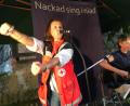Bild: glb
„Sani“ heißt ein Song von „Nackad sin I niad“. Carola gibt ihn mit vollem Körpereinsatz zum Besten, während Daniela den Zollstock am Arm auf eineinhalb Meter Distanz gestellt hat.
