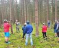 Bild: Stadt Tirschenreuth/exb
Förster Gradl Stefan (Dritter von links) mit Veranstaltungsteilnehmern der ersten Radtour im Tirschenreuther Stadtwald.