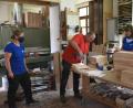 Bild: Tobias Schwarzmeier
Ein Profihandwerker wie Ingolf Miny (mit Verena Bauer und Nicole Merbald, von links) braucht nur Minuten, um aus dem Bausatz das Fledermaus-Haus zusammenzubauen. Aber auch für ungeübte Handwerker ist das problemlos zu schaffen, versichert er.