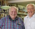 Bild: bk
Professor Kurt Seibert (links), der frühere Initiator der Weidener Max-reger-Tage, sieht sich mit mit Alfons Bösl in dessen Kaltenbrunner Heimatmuseumum.