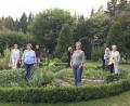 Bild: soj
Die Teilnehmerinnen im Kräutergarten.
