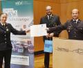 Bild: Gabi Schönberger
Eine Ernennung auf Abstand: Unter Einhaltung der Coronaregeln ernannte Kreisbrandrat Marco Saller (rechts) Carola Adam zur neuen Kreisbrandmeisterin im Kreisfeuerwehrverband Neustadt/WN. Auch Landrat Andreas Meier überbrachte Glückwünsche.