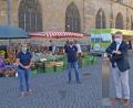 Bild: Ina Bogner, Stadt Amberg/exb
Oberbürgermeister Michael Cerny geht mit gutem Beispiel voran: Er nutzt mit Amtsleiterin Elisabeth Keck (links) und Lothar Thumbeck (Mitte) vom Amt für Ordnung und Umwelt den Desinfektionsspender auf dem Amberger Marktplatz.