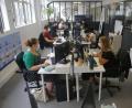 Bild: Michel Euler/dpa
Angestellte tragen Schutzmasken in einem Pariser Startup-Unternehmen.