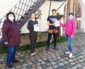 Bild: Anita Schwaiger
Masken, Einmalhandschuhe und Desinfektionsmittel haben Ursula Kass und Inge Schrott von der Nachbarschaftshilfe Fensterbach überreicht.