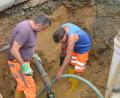Bild: dob
Der Wasserleitungsschaden wird behoben. Wasserwart Josef Bauer (rechts) besserte das schadhafte Stück aus. Bauhofmitarbeiter Manfred Bojer (links) assistiert.