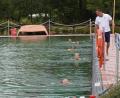 Bild: bkr
Immer schön Abstand halten, auch im Wasser. Bademeister Kai Wolf passt auf, dass die Kinder alles richtig machen.