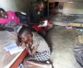 Bild: Ugandahilfe
Ein Kinderzimmer in Kakooge: Es dient auch zum Lernen und Hausaufgaben machen. Die Kinder wachsen in bitterer Armut auf, eine Situation, die durch Corona noch einmal verschärft wird.