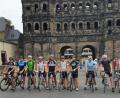 Bild: flt
Als Zwischenziel der dritten Etappe steuerte die Gruppe die Porta Nigra in Trier an, wo man sich zum Gruppenbild formierte.