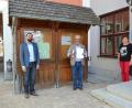 Bild: gi
Bürgermeister Armin Bulenda (links) ehrt Peter Bosse (Mitte) für den 50. Aufenthalt in Moosbach. Auch Gastgeberin Erna Enslein gratuliert.