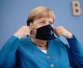 Bild: Michael Kappeler/dpa
Bundeskanzlerin Angela Merkel (CDU) setzt in der Bundespressekonferenz nach ihrer traditionellen Sommer-Pressekonferenz zu aktuellen innen- und außenpolitischen Themen ihre Maske auf.