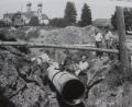 Bild: Schieder/bk
800 Meter Rohrleitung mit 80 Zentimeter Durchmesser mussten zum Stauweiher unter einer Straße und Bahngleis verlegt werden. "Drei Monate lagen wir in den Rohren. An der Schweißstelle war es warm, aber im Rücken saukalt", erinnert sich Laienbruder Georg Schieder (vorne, rechts), der Schlosser gelernt hat. Im Hintergrund zu sehen das Kloster Benediktbeuern.