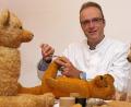 Bild: gis
Zum Museumsfest in Wunsiedel hat sich ein echter Doktor der Plüschologie angesagt.
