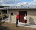 Bild: kro
Bürgermeister Franz Schöner und die stellvertretende Kinderhausleiterin Ilona Kilian zeigten sich zufrieden und angetan vom neuen Geräteschuppen, der neben der Kinderkrippe gebaut wurde.