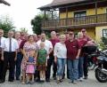 Bild: Josef Götz/exb
Die Rollerfreunde statteten Sigi Schöberl (Mitte) zu seinem 70. Geburtstag einen Besuch ab.