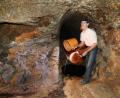 Bild: Gerhard Götz
Johann Köppl demonstriert mit einem Eimer, wie klar das Wasser ist, das sich hier im Felsenkeller unter dem ehemaligem Schloss in Dieterskirchen sammelt.