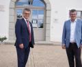 Bild: Bayerischen Gemeindetag, BV Oberpfalz/exb
Im Juli 2020 wurde die Konstituierende Sitzung des Bezirksverbandes in Barbing abgehalten. Als neuer Versitzender wurde 1.Bürgermeister Martin Birner (links), Stadt Neunburg v.W. gewählt. Sein Stellvertreter ist Erster Bürgermeister Peter Braun, Markt Schmidmühlen.