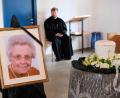 Bild: do
Beim Trauergottesdienst in der Kreuzkirche und bei der anschließenden Urnenbeisetzung im Eschenbacher Friedhof erweisen viele Freunde, Bekannte und Mitglieder der Kirchengemeinde Sigrid Schönthier die letzte Ehre. Den Gottesdienst zelebriert Pfarrer Hannes Kühn aus Speichersdorf