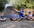 Bild: wec
Glücklich und erschöpft freuen sich die Nachwuchs-Köhler über den weißen Rauch, der aus ihrem Kinder-Kohlenmeiler nach der harten, schweißtreibenden Arbeit quillt.