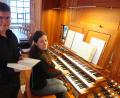 Bild: Kunz
Kirchenmusikerin Anna-Magdalena Bukreev ist die künftige Kantorin von St. Michael. Wegen Erkrankung von Hanns-Friedrich Kaiser begann sie ihr Wirken vorgezogen bereits am Sonntag. Gesanglich begleitet wurde sie von ihrem Ehemann Valerij Bukreev.