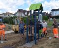 Bild: bö
Im neuen Wohnbaugebiet am Ledererhang bauen derzeit Mitarbeiter des gemeindlichen Bauhofes die Spielplatzgeräte auf (von links): Christian Lautenschlager, Bürgermeister Peter Braun, Hermann Heimler und Daniel Wolfsteiner. Etwa 30 000 Euro gibt die Gemeinde dafür aus.
