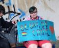 Bild: Williamson, Dagmar 
Trotz abgesagter Schilderaktion präsentierten Kunterbunt-Mitglieder ihre Botschaften.
