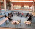 Bild: ubb
In lockerer Runde nahm man beim zweitägigen Meeting kurzerhand im leeren Badebecken Platz. Susanne Neumann (vorne links) und Andrea Lamets (ganz links) leiteten eine Diskussionsrunde, bei der Ideen für das Projekt und künftige Programme gesammelt wurden.