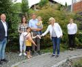 Bild: e
Besondere Geschenke für die Schnaittenbacher Abc-Schützen (von links): Bürgermeister Marcus Eichenmüller, Valentina Hirsch mit Schultüte, ihre Eltern Michaela und Stefan Hirsch, Bruder Max, FU-Ortsvorsitzende und Fraktionssprecherin Elisabeth Kraus sowie ihre Stellvertreterin Monika Epp.