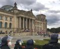 Bild: Lukas Dubro/dpa
An den Protesten gegen die Corona-Regeln in Berlin sollen drei bayerische Polizisten teilgenommen haben - auf Seiten der Demonstranten.
