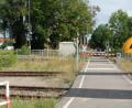 Bild: ohr
Der niveaugleiche Bahnübergang von der Böttger- zur Bahnhofstraße in Schwarzenfeld soll für die beiden befahrenen Gleise durch eine Unter- oder Überführung beseitigt werden.