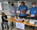 Bild: gsp
Hans Dietmayr, Werner Zylowski, Klaus Schmien (von links) von den Amberger Philatelisten präsentierten die Sonderbriefmarken zum „Tag der Jungen Briefmarkenfreunde“.