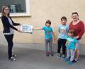 Bild: hir
Sabrina Reiner (links) vom Kreisjugendring überreicht als Hauptpreis ein 1000-teiliges Schwandorf-Puzzle an die Gewinner-Familie aus Pfreimd.
