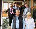 Bild: adj
Über die Glückwünsche zum 85. Geburtstag der Vereinsvertreter und von Bürgermeister Reinhard Sollfrank freute sich Josef Dagner (vorne, links) mit seiner Frau Stilla. .