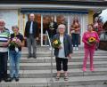 Bild: jr
Am Sonntag endete eine zehnjährige Ära im Egrensisbad Waldsassen. Karin und Max Kreitmeier haben das „K.fee“ an die Stadt zurückgegeben, das sie zehn Jahre lang erfolgreich bewirteten. Abschließender Dank galt dem Personal. Von links: Johanna Neumann, Max und Karin Kreitmeier, Zweiter Bürgermeister Karlheinz Hoyer, Sofie Schöffl, Maria Hautmann, Verena Mickisch, Ella Johnson und Marika Rustler.